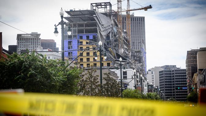 Hotel Hard Rock yang sedang dalam pembangunan di New Orleans ambruk, Sabtu (12/10/2019). Beberapa blok di sekitar area dan jalan-jalan sekitarnya telah ditutup karena derek yang melekat pada bangunan tidak stabil dan bisa runtuh pula. (Emily Kask/30238387A/AFP)