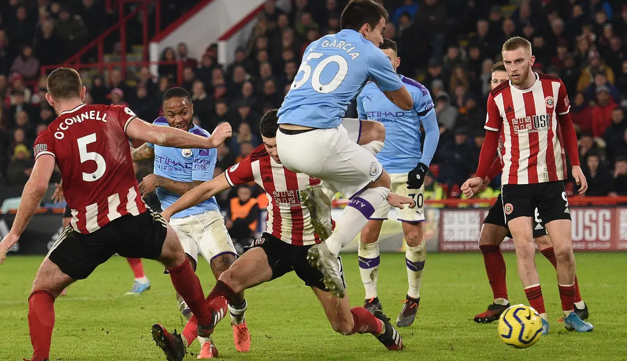 Gelandang Manchester City, Raheem Sterling (kedua kiri) menembak bola ke arah gawang Sheffield United  pada pekan ke-24 Liga Inggris di Bramall Lane, Selasa (21/1/2020). Man City berhasil membawa pulang kemenangan saat berkunjung ke markas Sheffield United dengan skor tipis 1-0. (OLI SCARFF/AFP)