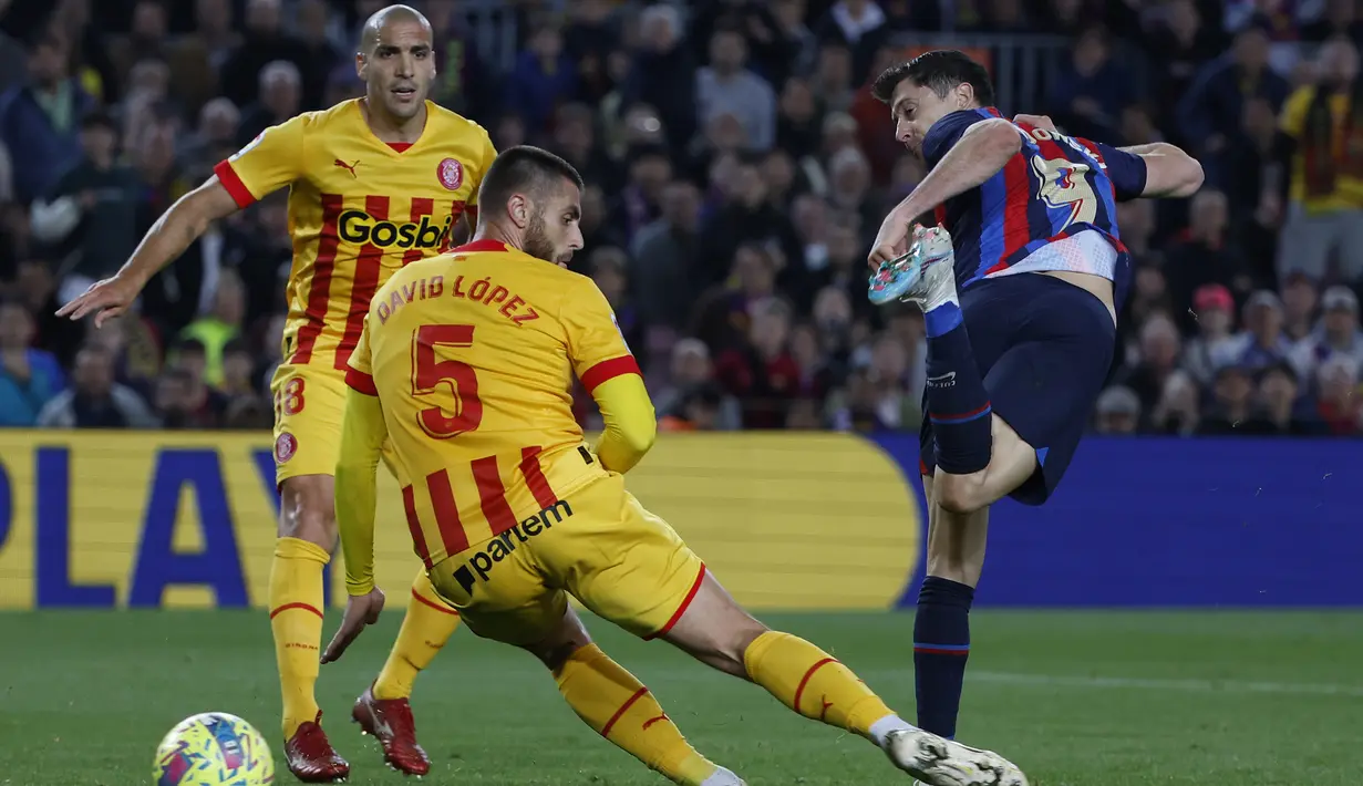 Striker Barcelona, Robert Lewandowski melepaskan tendangan dengan tumitnya saat menghadapi Girona pada laga lanjutan pekan ke-28 Liga Spanyol 2022/2023 di Camp Nou Stadium, Barcelona, Selasa (11/4/2023) dini hari WIB. (AP Photo/Joan Monfort)