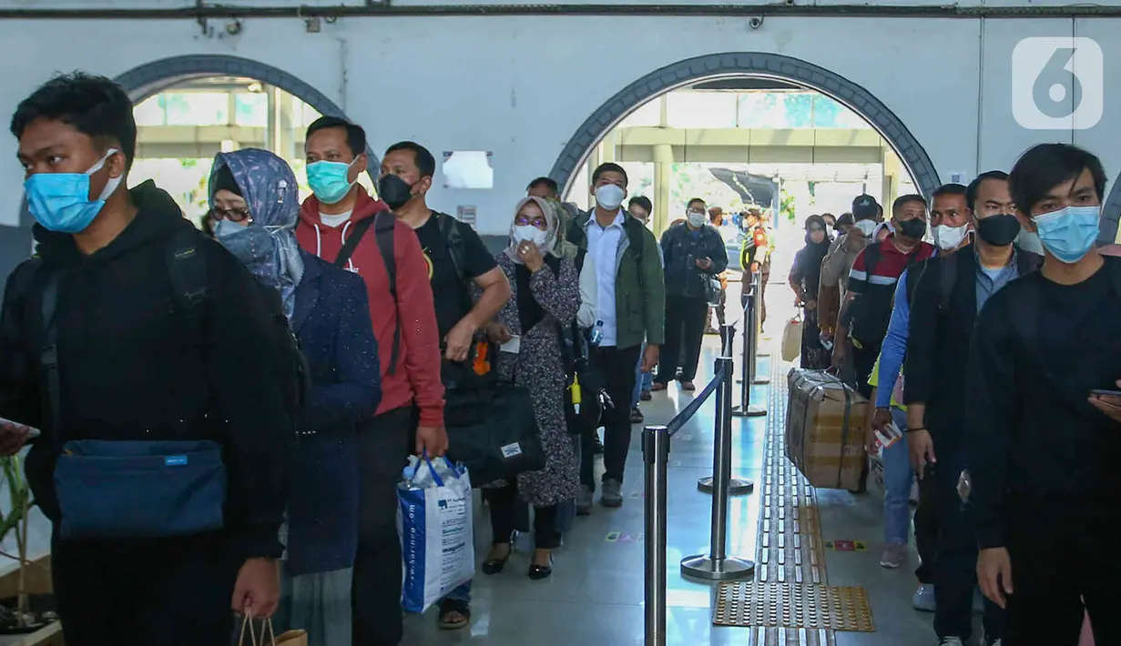 Calon penumpang antre untuk memasuki peron Stasiun Pasar Senen di Jakarta, Jumat (8/7/2022). Dua hari menjelang Idul adha 2022, jumlah penumpang kereta api jarak jauh meningkat dua kali lipat di Stasiun Pasar Senen dengan jumlah 14.470 penumpang dari 24 jadwal keberangkatan KA. (Liputan6.com/Herman Zakharia)