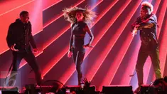 Penyanyi Selena Gomez tengah beraksi di hadapan ribuan Selenator dalam konser Revival Tour di Indonesia Convention Exhibition (ICE) BSD City, Tangerang, Sabtu (23/7). Selena melantukan 18 lagu dalam 90 menit durasi konser. (Liputan6.com/Herman Zakharia)