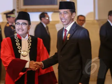 Presiden Joko Widodo berjabat tangan dengan Manahan Malontige Pardamean Sitompul saat acara pelantikan sebagai Hakim Konstitusi di Istana Negara, Jakarta, Selasa (28/4/2015). (Liputan6.com/ Faizal Fanani)