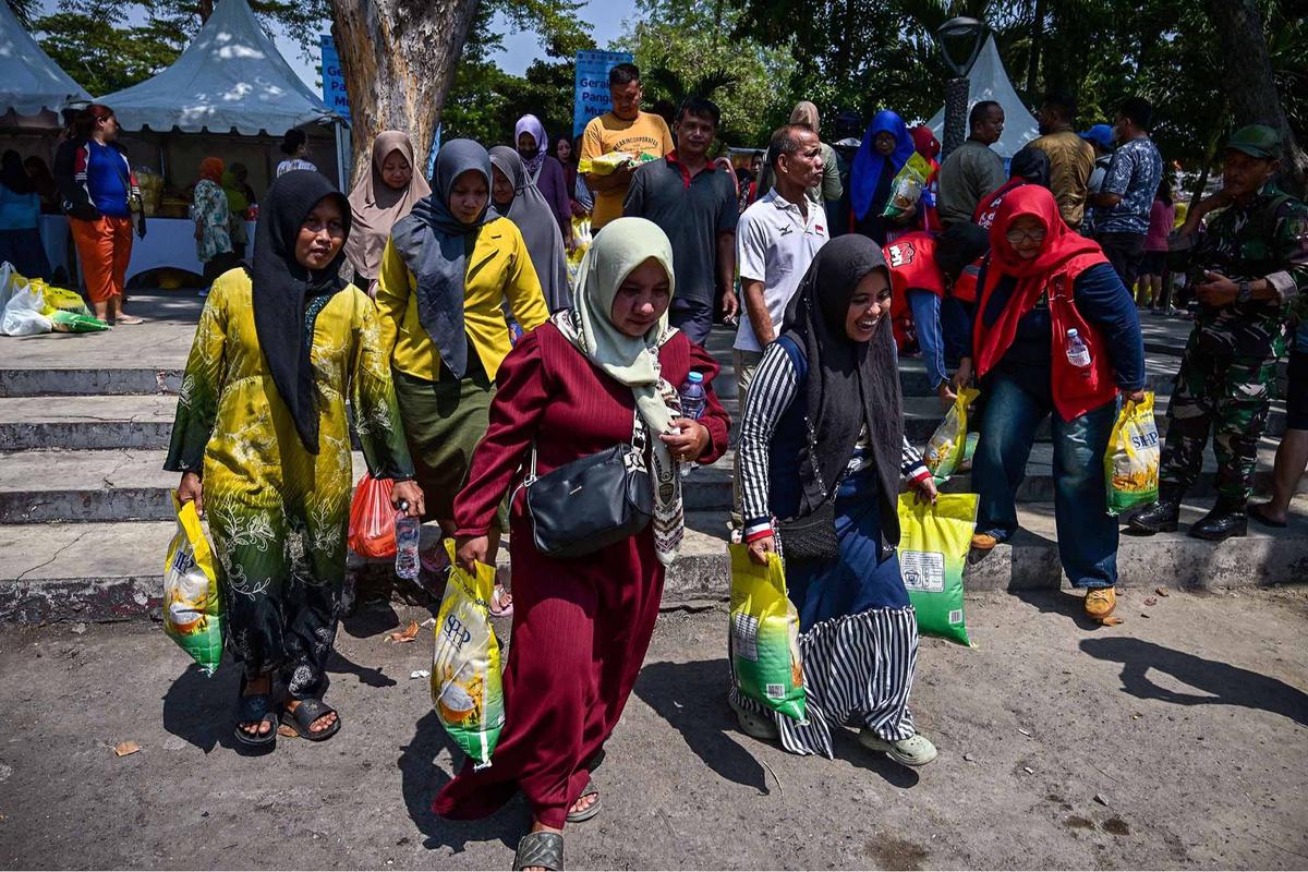 FOTO: Antrean Panjang di Surabaya, 10 Ton Beras Murah Ludes Diserbu Warga