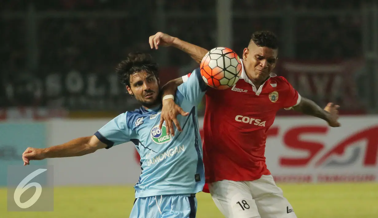 Penyerang Persija, Jose Adolfo Guerra (kanan) berebut bola dengan gelandang Persela, Jose Pedrosa Galan di Torabika Soccer Championship presented by IM3 Ooredoo, Stadion GBK Jakarta, Jumat(13/5). Persija menang 2-1. (Liputan6.com/Helmi Fithriansyah)