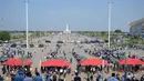 Para penonton berjalan melewati pos pemeriksaan keamanan menjelang upacara pembukaan Pesta Olahraga Asia Tenggara (SEA Games) ke-32 di Stadion Nasional Morodok Techo di Phnom Penh pada tanggal 5 Mei 2023. (MOHD RASFAN/AFP)