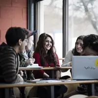 Ilustrasi: Kuliah di Luar Negeri | via: dcu.ie