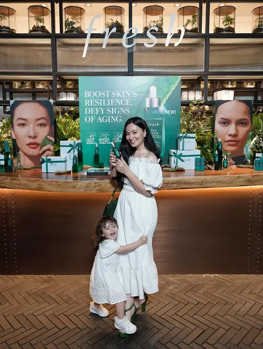 Menghadiri sebuah event kecantikan, Asmirandah tampil cantik dan simpel mengenakan dress putih. Ia memilih off-the-shoulder long dress dengan aksen kerut yang mempermanis penampilannya. Foto: Instagram.