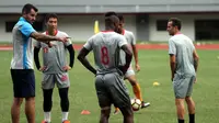 Pelatih Bhayangkara FC Simon McMenemy (kiri) tengah memberikan instruksi kepada pemainnya saat latihan jelang laga kontra Semen Padang dalam lanjutan Liga 1 di Stadion H. Agus Salim, Padang, 15 September 2017. (istimewa)