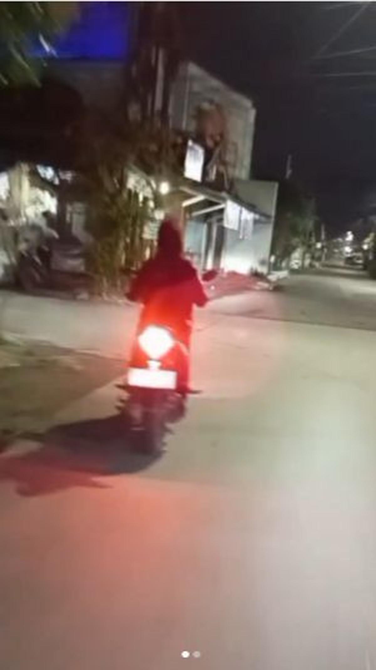 "Selalu ada cerita ketika narik malam 😁," tulisnya dalam caption.<br>