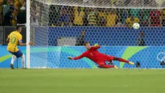 Pemain Timnas Brasil Neymar (10) membobol penjaga gawang Jerman, Timo Horn  dalam adu penalti di partai final turnamen sepak bola Olimpiade Rio 2016 di Brasil (20/08) (REUTERS / Bruno Kelly)  