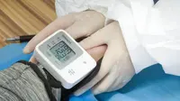 Staf medis mengukur tekanan darah seorang donor plasma, salah satu pasien yang telah sembuh dari coronavirus, di Pusat Darah Wuhan di Wuhan, ibu kota Provinsi Hubei, China tengah (17/2/2020). Pasien yang telah sembuh dari infeksi COVID-19 diimbau untuk menyumbangkan plasmanya. (Xinhua/Cai Yang)