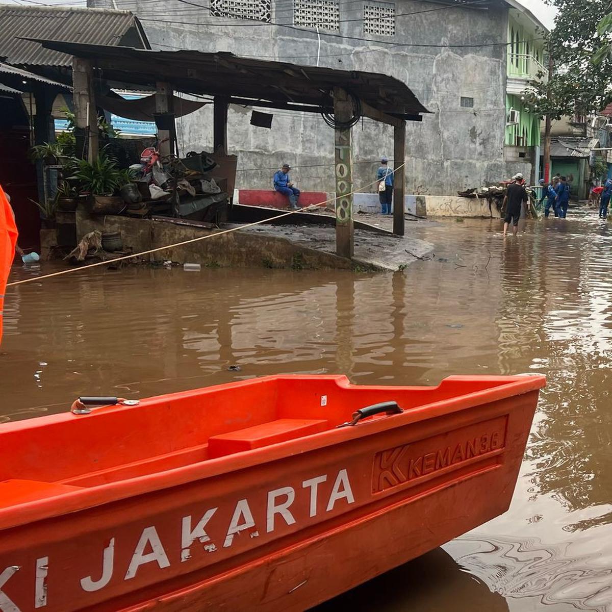Wagub Jakarta Rano Karno meninjau wilayah banjir di Kawasan Lebak Bulus, Jakarta Selatan. Tepatnya di Jalan Kamboja Nomor 5, RT5/RW8, Lebak Bulus, Kecamatan Cilandak.