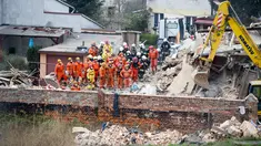 Petugas penyelamat mencari korban di reruntuhan sebuah apartemen tua yang ambruk di Swiebodzce, Polandia, Sabtu (8/4). Akibat insiden itu, 5 orang dikabarkan tewas, sementara 4 orang lainnya luka-luka, dan 1 orang hilang. (Natalia DOBRYSZYCKA/AFP)
