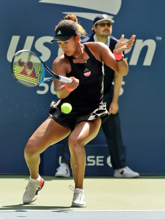 Petenis Jepang, Naomi Osaka melakukan servis bola saat melawan Aryna Sabalenka (Belarus) dalam laga putaran keempat turnamen Grand Slam AS Terbuka di New York, Senin (3/9). Osaka melaju ke perempat final berkat kemenangan 6-3, 2-6, 6-4. (AP/Kevin Hagen)