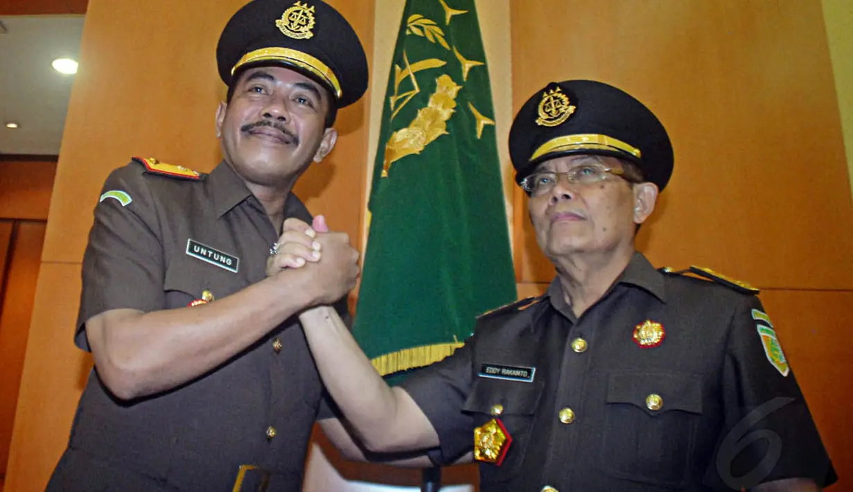 Kepala Pusat Penerangan Hukum Kejagung Setya Arimuladi melakukan salam komando dengan Edi Rakamto yang diangkat menjadi Direktur Penuntutan Pidana Khusus Kejaksaan Agung. Rabu (28/5/14) (Liputan6.com/Johan Tallo)