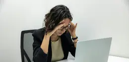 Terima emosimu jangan berpura-pura kuat saat terdampak PHK./copyright unsplash/Resume Genius