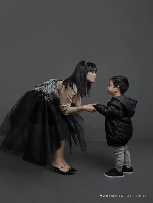 <p>Lantaran tampil kompak, Fuji dan Gala terlihat seperti sepasang ibu dan anak. [Foto: instagram.com/fuji_an]</p>