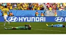 Dua pemain Pantai Gading tergeletak usai gelandang Kolombia, James Rodriguez (10) mencetak gol buat Los Cafeteros di laga penyisihan Piala Dunia 2014 Grup C di Stadion National Mane Garrincha, Brasil, (19/6/2014). (REUTERS/Paul Hanna)