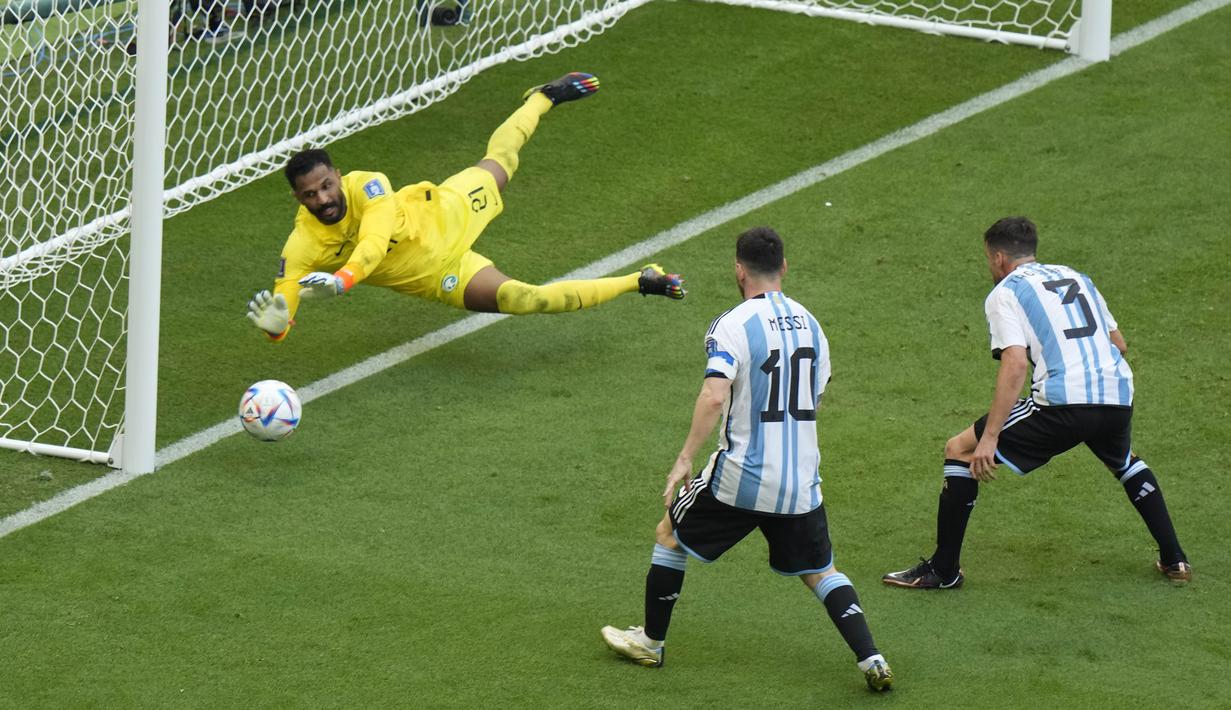 Namun kapten Timnas Argentina itu resmi mencatatkan rekor apik bersama La Albiceleste. Gol yang dicetak Lionel Messi itu membuat sang striker resmi menjadi pemain Argentina pertama yang mencetak gol di empat edisi Piala Dunia. (AP Photo/Luca Bruno)