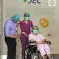 Perawat membantu pasien mata mendorong kursi roda di JEC Eye Hospitals and Clinics, Kedoya, Jakarta, Kamis (17/09/2020). Selama pandemi perawat dan dokter JEC meningkatkan kualitas kesehatan dan keselamatan pasien guna menekan penyebaran Covid-19. (Liputan6.com/Pool)