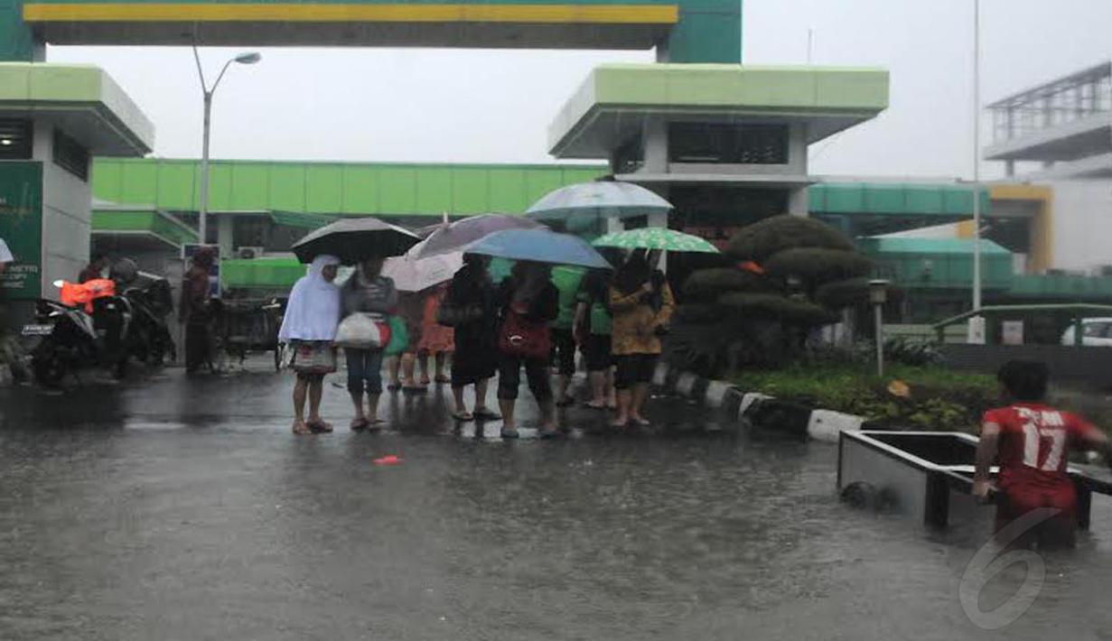 Ojek Gerobak dan Perahu di Kawasan Rumah Sakit Islam Jakarta - Foto Liputan6.com