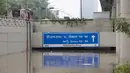 Petugas menyedot air di underpass jalan yang banjir menyusul hujan monsun di Gurgaon di pinggiran New Delhi (19/8/2020). Hujan lebat melanda New Delhi pada 19 Agustus, membanjiri jalan dan menumpuk kesengsaraan bagi penumpang di ibu kota India yang kacau balau. (AFP/Xavier Galiana)