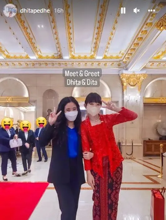Penampilan Dita Secret Number bahkan sangat maksimal saat sambut kedatangan Presiden Jokowi dan Ibu Negara. Pasalnya Dita Karang mengenakan busana tradisional Indonesia yakni kebaya.(Instagram)