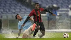 Pemain Lazio, Luca Pellegrini (kiri) berebut bola dengan pemain Nice, Youssoufa Moukoko pada laga Liga Europa 2024/2025 yang berlangsung di Olympic Stadium, Roma, Italia, Jumat (04/10/2024) dini hari WIB. (AP Photo/Andrew Medichini)