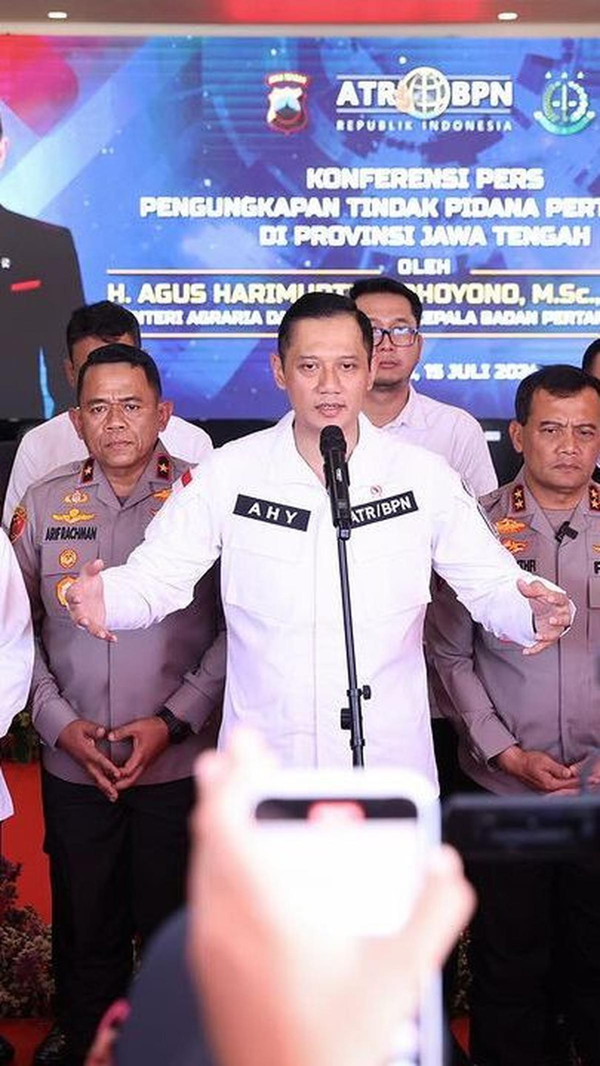 "Di Provinsi Jawa Tengah ini ada dua kasus mafia tanah yang akan kami ungkap hari ini," ungkap AHY dalam konferensi pers pada Senin (15/7).