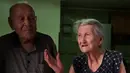 Sepasang suami istri, Antonio Vassallo (100) dan Amina Fedollo (93) yang tinggal di kota kecil Acciaroli, selatan Italia. Para ahli mengungkapkan banyak warga berumur panjang karena kebiasaan hidup sehat yang mereka jalankan. (AFP PHOTO/Mario Laporta)