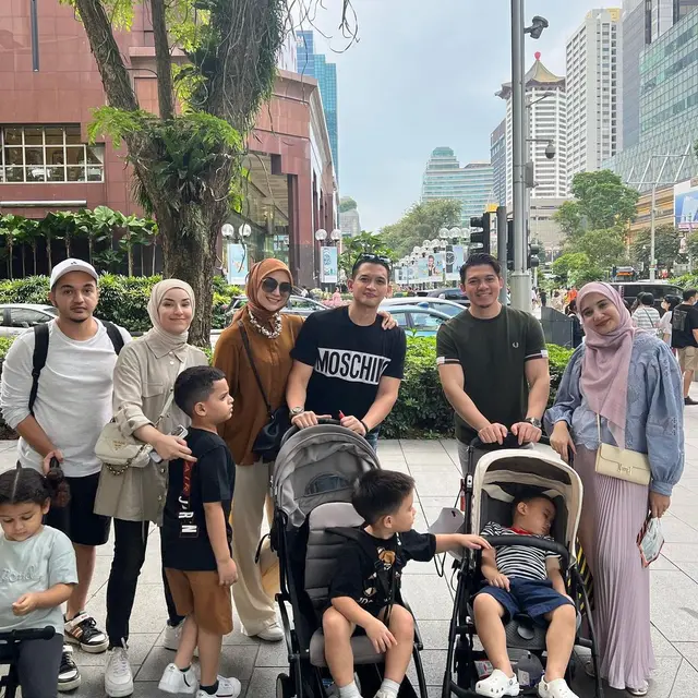 Potret Zaskia Sungkar bertemu Citra Kirana dan Rezky Adhitya di Singapura. (Foto: Instagram/zaskiasungkar15)