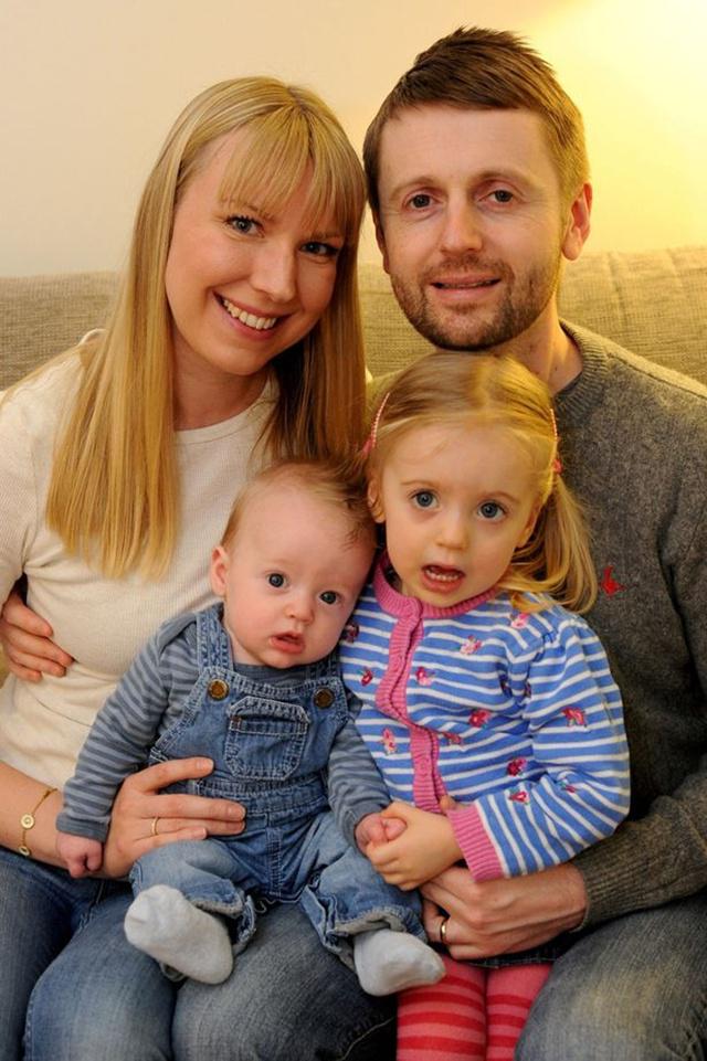 Bayi Isaac dan keluarganya | Photo: Copyright mirror.co.uk 
