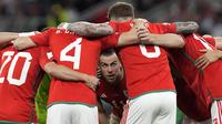 Pemain Wales, Gareth Bale berbicara di depan rekannya sebelum matchday ketiga Grup B Piala Dunia 2022 melawan Inggris di Ahmad Bin Ali Stadium, Rabu (30/11/2022). (AP/Thanassis Stavrakis)
