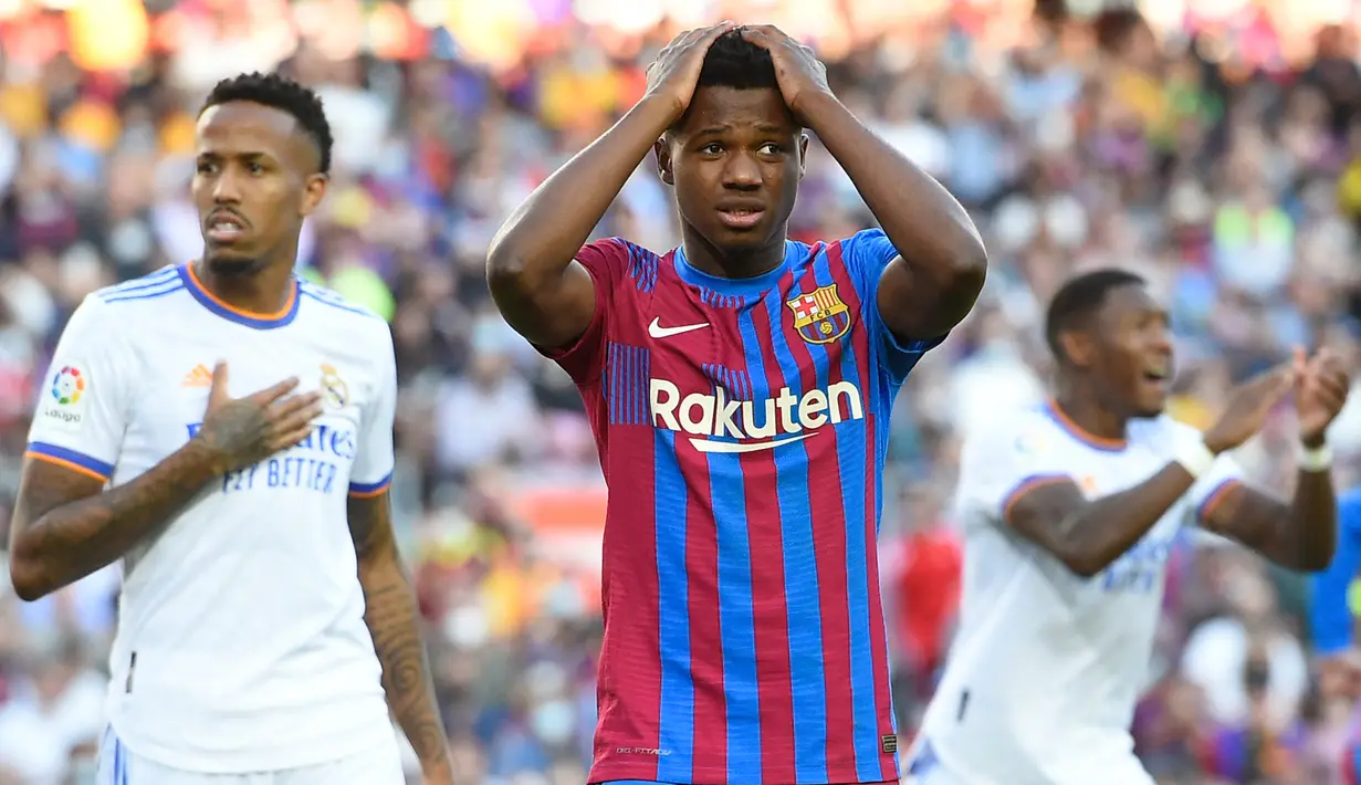 Barcelona kembali memiliki peluang mencetak gol pada menit ke-45. Sepakan Ansu Fati ke arah gawang usai menerima umpan Jordi Alba masih mampu dihalau David Alaba. (AFP/Josep Lago)