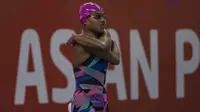 Perenang Indonesia, Syuci Indriani, bersiap tampil pada renang nomor 200 meter gaya bebas Asian Para Games di Stadion Aquatic Senayan, Jakarta, Minggu (7/10/2018). Syuci berhasil meraih medali perunggu. (Bola.com/Vitalis Yogi Trisna)