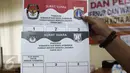 Petugas KPU menunjukan surat suara untuk pemilih tunanetra dengan huruf braile di Kantor KPU, Kebon Jeruk, Jakarta, Kamis (2/2). (Liputan6.com/Yoppy Renato)