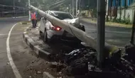 Mobil Hantam Tiang Listrik hingga Roboh, Korban Dibawa ke RS