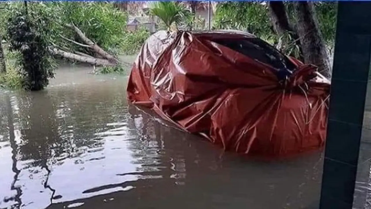 Dilansir akun Instagram @newdramaojol.id, terlihat sebuah mobil dibungkus dengan terpal saat terendam banjir.