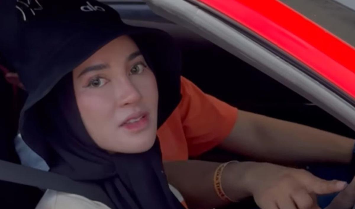 Potret Shandy Purnamasari naik supercar langsung mencuri perhatian rekan-rekan dan netizen.&nbsp;<br>