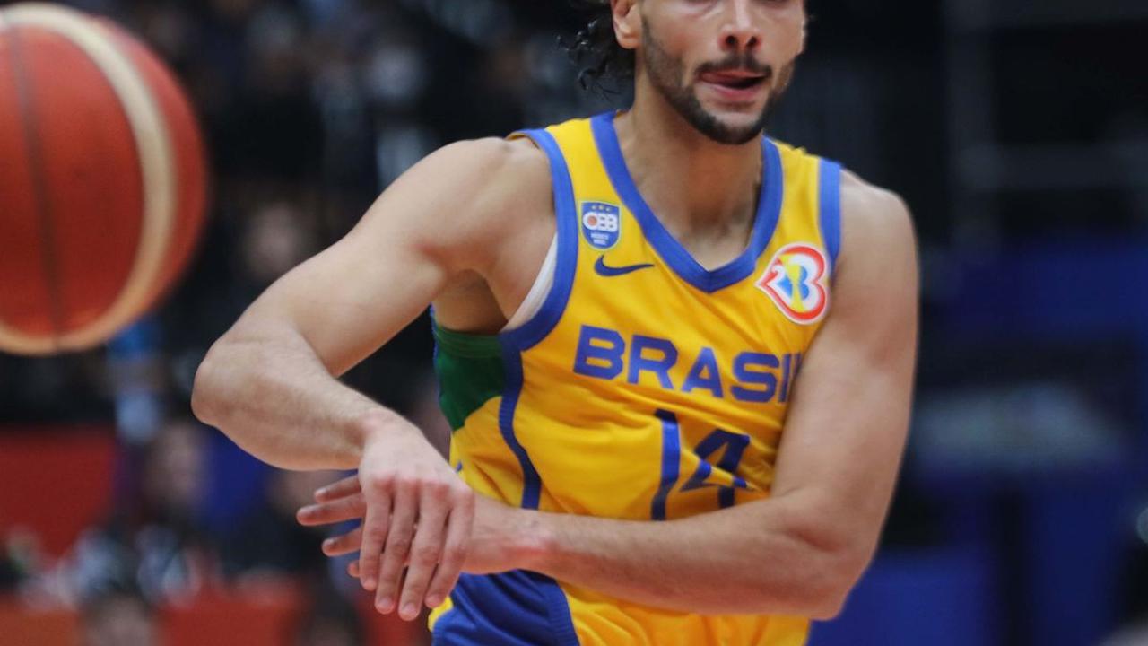 Pemain timnas basket Brasil, Leonardo Meindl saat melawan Spanyol pada penyisihan Grup G FIBA World Cup 2023 di Indonesia Arena, Gelora Bung Karno, Jakarta, Senin (28/8/2023).