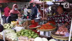 Warga membeli kebutuhan sembako di Pasar Kebayoran, Jakarta, Senin  (21/12/2020). Kenaikan permintaan bahan pokok berpotensi kembali terjadi pada akhir tahun seiring dengan perayaan Natal dan Tahun Baru 2021. (Liputan6.com/Angga Yuniar)