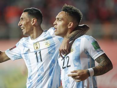 Bermain tanpa Lionel Messi yang terdampak virus Corona, Argentina yang telah memastikan lolos ke putaran final Piala Dunia 2022 berhasil menang 2-1 atas tuan rumah Cile, Jumat (28/1/2022) pagi WIB. Kedua gol Albiceleste dicetak Angel Di Maria dan Lautaro Martinez. (AP/Pool/Javier Torres)