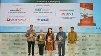 Direktur Compliance and Human Capital BSI Tribuana Tunggadewi menerima penghargaan bidang lingkungan dalam acara Katadata Corporate Sustainability Awards 2023. BSI secara kontinyu terus mengimplementasikan ESG dalam seluruh lini business process melalui praktik keuangan berkelanjutan di Jakarta, pada (27/9)/Istimewa.