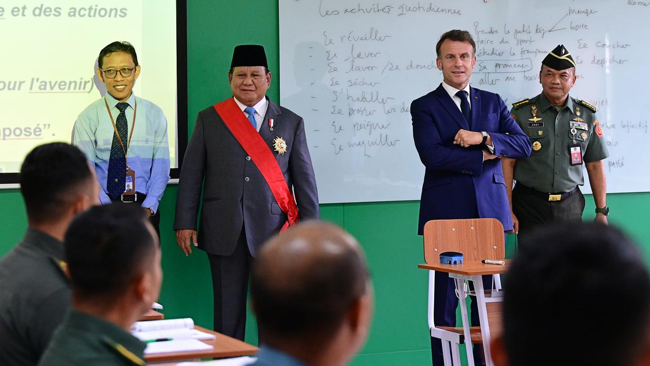 VIDEO: Momen Perwira TNI di Barisan Belakang Kaget Tak Sangka Sampai Dihampiri Prabowo