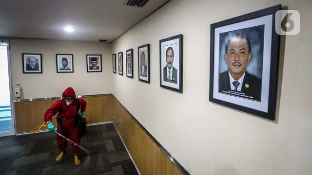 FOTO: Penyemprotan Disinfektan Gedung DPRD DKI Jakarta