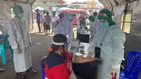 Pelaksanaan rapid test di Pasar Pinasungkulan Karombasan, Manado, yang diikuti ratusan pedagang di pasar tradisional tersebut.