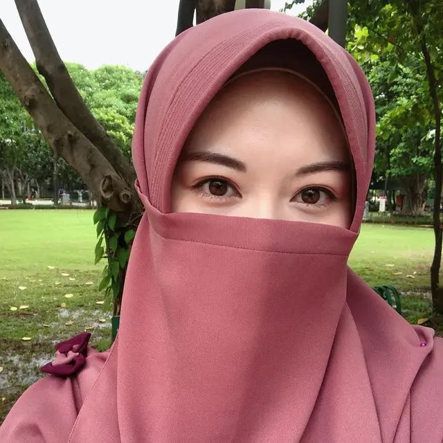 6 Potret Gaya Hijab Ayana Moon, Mulai dari Syari hingga Jilbab Sporty
