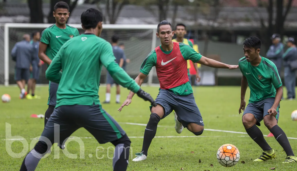 Bek Persija, Ryuji Utomo, berusaha merebut bola dari gelandang Madura United, Rizky Dwi, saat mengikuti seleksi Timnas Indonesia U-22 di Lapangan SPH Karawaci, Banten, Selasa (28/2/2017). (Bola.com/Vitalis Yogi Trisna)