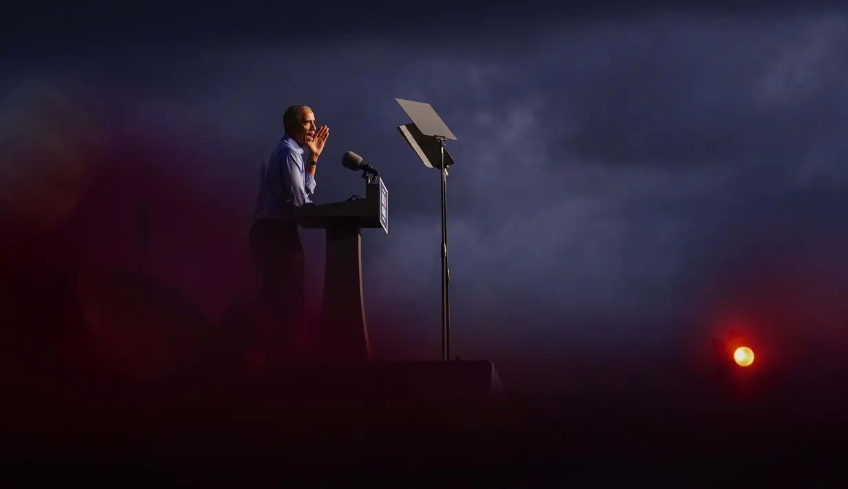 Mantan Presiden Barack Obama berbicara ketika berkampanye untuk calon presiden dari Partai Demokrat, Joe Biden di Citizens Bank Park, Philadelphia, 21 Oktober 2020. (AP Photo/ Matt Slocum)