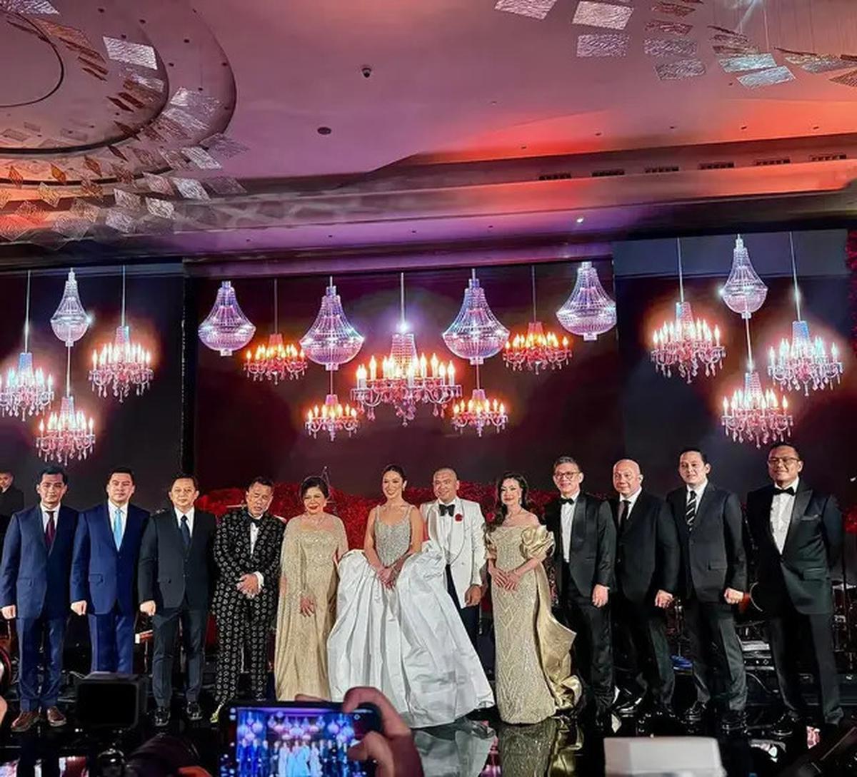 7 Potret Pesta Pernikahan Frank Hutapea dan Winona, Bertema Clubbing